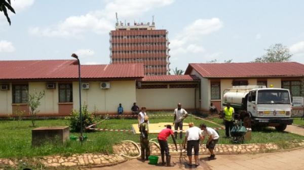Mitarbeiter bei einer Wasserstelle im Spital von Bangui.