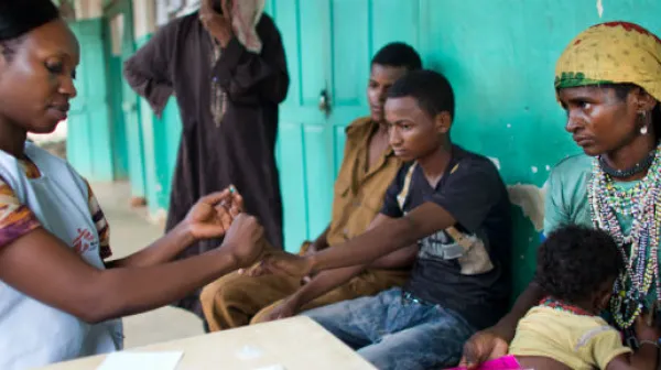 Patienten werden im Krankenhaus von Batafango auf Malaria getestet