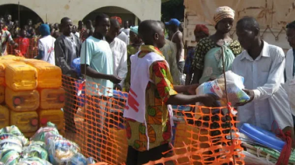 Verteilung von Hilfsgütern in einem Dorf nahe der Stadt Batangafo.