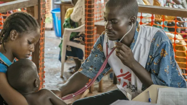 Eine Mutter mit ihrem Kind in der Ambulanz von Ärzte ohne Grenzen im Berberati Universitätskrankenhaus.