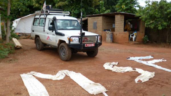 Ein Fahrzeug von Ärzte ohne Grenzen am Gelände des allgemeinen Krankenhauses in Batangafo im Norden der Zentralafrikanischen Republik.