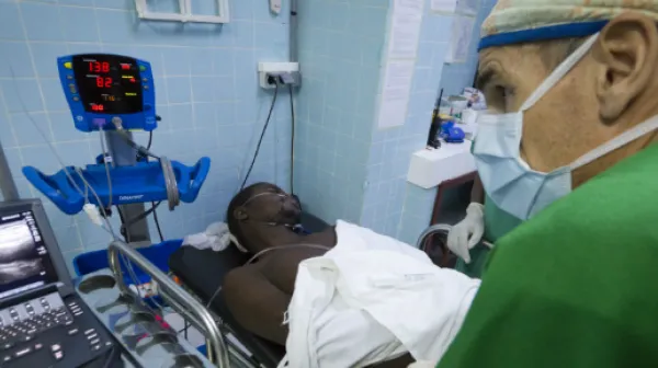 Unsere Teams versorgen im Allgemeinen Krankenhaus in Bangui täglich rund 20 Verletzte - darunter auch Gewaltopfer, die durch Macheten, Messer oder Schusswaffen verwundet wurden.