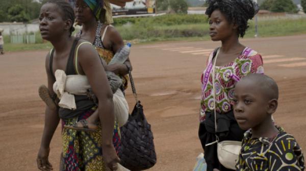 Zahlreiche Menschen flüchten vor der immensen Gewalt in der Zentralafrikanischen Republik in benachbarte Länder wie den Tschad oder Kamerun.