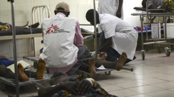 Mitarbeiter von Ärzte ohne Grenzen im Aufwachraum des Gemeindespitals Bangui (c) Mathieu Fortoul/MSF