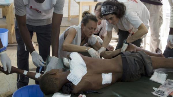 Das Team von Ärzte ohne Grenzen behandelt einen Mann im Flüchtlingslager am Flughafen in Bangui