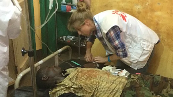 Die Krankenschwester Miriam Kastzura behandelt einen Notfallpatienten in Berberati.