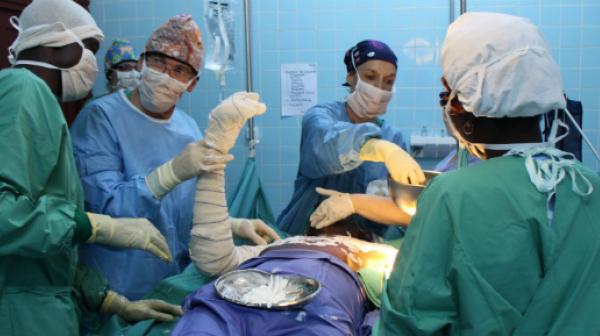 Unser chirurgisches Team behandelt Patient Casimir mit schweren Verletzungen im OP im Krankenhaus der Hauptstadt Bangui.