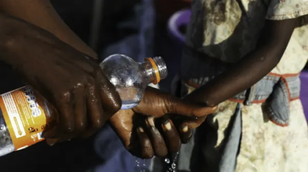 Mary hat ihre beiden Kinder in das Cholera-Behandlungszentrum von Ärzte ohne Grenzen gebracht.