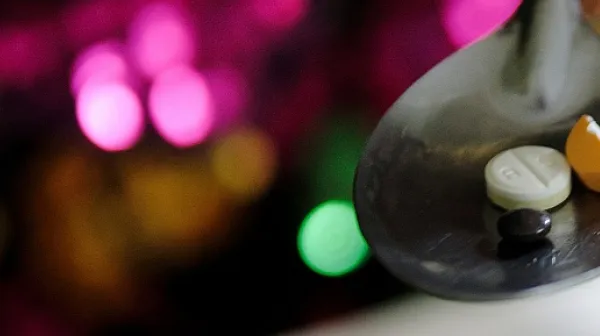 Malaria-Medikamente auf einem Löffel