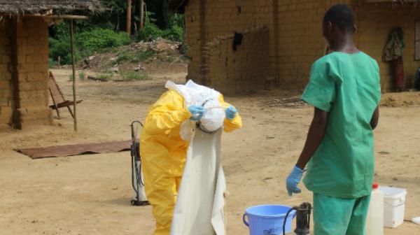 Dr. Orsola Sironi zieht Stück für Stück ihre Schutzausrüstung aus, nachdem sie ein Haus in Ituku, ca. 9km südlich von Lokolia, desinfiziert hat.