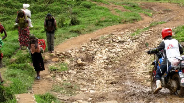 Ein Motorradfahrer von Ärzte ohne Grenzen auf der Fahrt von Minova nach Numbi in der Provinz Süd-Kivu.
