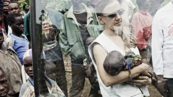 Krankenschwester Emmanuelle Wahl trägt ein mangelernährtes Kind