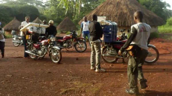 Mit Motorrädern fährt ein Team von Ärzte ohne Grenzen früh am Morgen in entlegene Dörfer um die Bevölkerung auf Schlafkrankheit zu untersuchen.