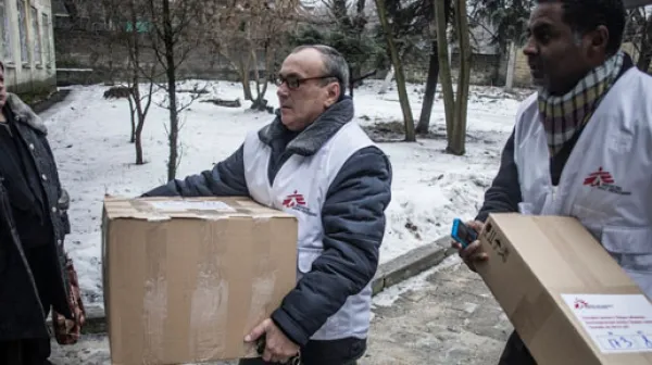 Ärzte ohne Grenzen liefert medizinisches Material für chronische Krankheiten in das Krankenhaus Nr. 6 in Donetsk, Ukraine.
