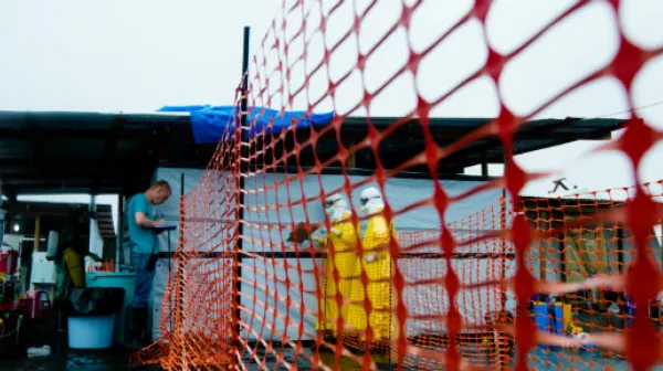 Die Abzäunung des Isolationsbereiches im Ebola-Behandlungszentrum von Ärzte ohne Grenzen in Monrovia.