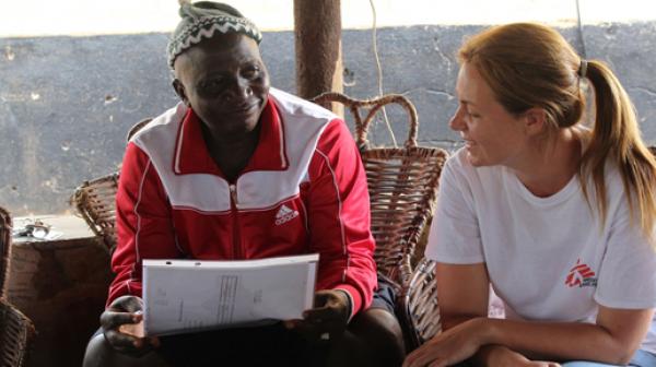 Ella Watson-Stryker begleitet Lahai zurück in sein Dorf und erklärt dem Dorfvorsteher, das er von Ebola geheilt wurde und wieder ein normales Leben führen kann.