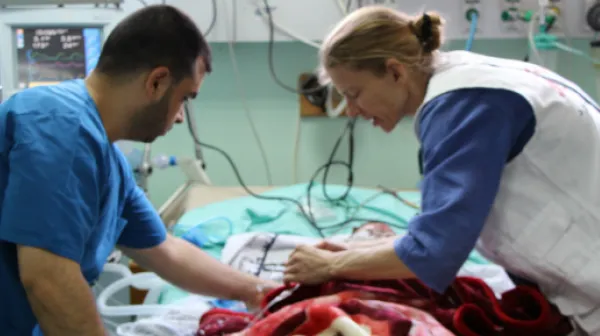 Kelly, Anästhesistin von Ärzte ohne Grenzen, auf der Intensivstation des Shifa-Krankenhauses