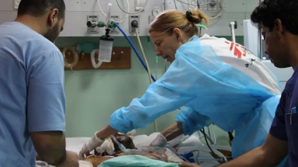 Eine Anästhesistin von Ärzte ohne Grenzen in der Notaufnahme des Shifa Krankenhauses.