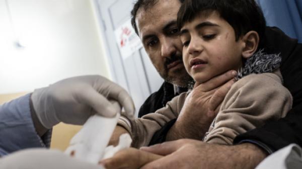 Ein junger Patient wird in einer Klinik von Ärzte ohne Grenzen in Gaza post-operativ versorgt.