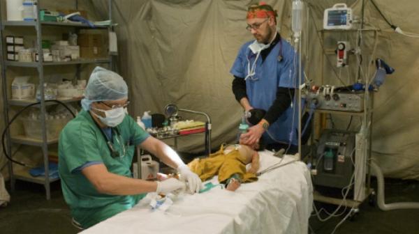 Das chirurgische Team von Ärzte ohne Grenzen behandelt in Gaza-Stadt die 2-jährige Eshgen Karabi