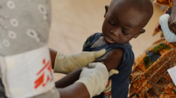 In einer alten Tabakfabrik in Tombolia Nahe der Hauptstadt Conakry startet Ärzte ohne Grenzen gemeinsam mit dem Gesundheitsministerium eine Impfaktion gegen Masern
