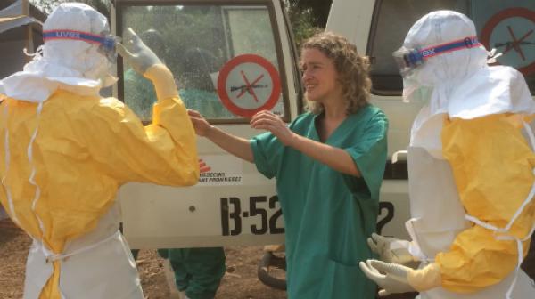 Das Team von Ärzte ohne Grenzen legt Schutzkleidung gegen die hochinfektiöse Viruserkrankung Ebola an.