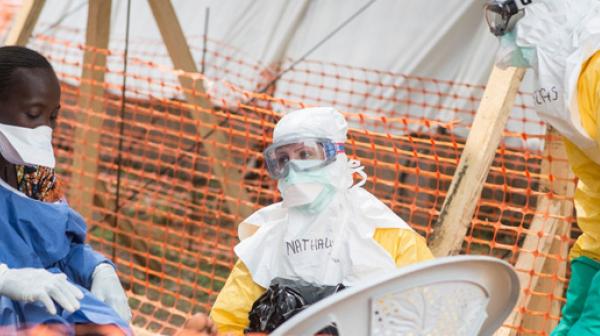 Die Teams von Ärzte ohne Grenzen behandeln Ebola-Infizierte in speziellen Isolierstationen.