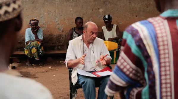 Epidemiologe Michel Van Herp erklärt Ebola und wie man sich vor einer Ansteckung schützt.