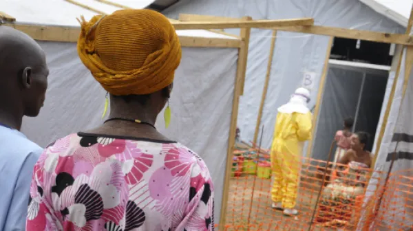 Eine Patientin wird gleich nach ihrer Ankunft in dem von Ärzte ohne Grenzen betreuten Ebola-Behandlungszentrum von einer Krankenschwester empfangen.