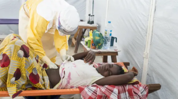 Ein Arzt untersucht 33-jährige Marie Kamano, die schwere Bauchschmerzen hat.