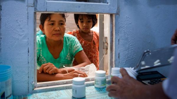 HIV Behandlung in Myanmar: Medikamentenausgabe
