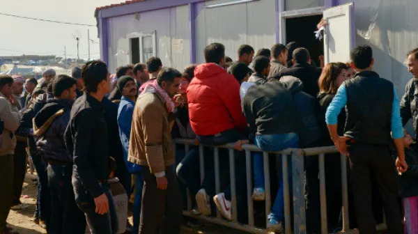 Flüchtlinge warten im Lager Domiz.