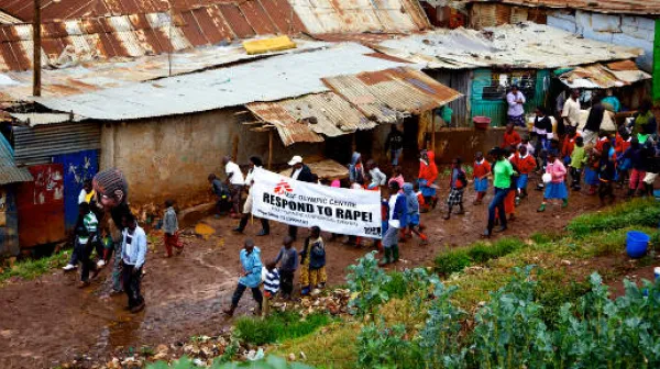Nairobi, Kenia: Menschen in Kibera protestieren für Aufmerksamkeit gegen sexuelle Gewalt im Viertel.