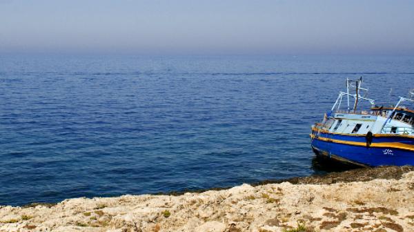 Eines der Flüchtlingsboote an der Küste der italienischen Insel Lampedusa