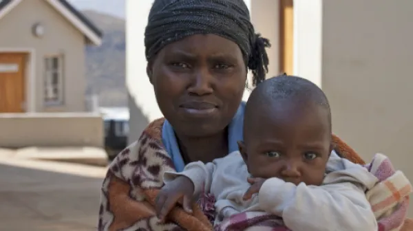 HIV-Patientin Matsietsi Mathabeng, die mit ihrer einjährigen Tochter in die Fatima-Klinik gekommen ist