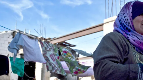 Flüchtling vor Wäscheleine.