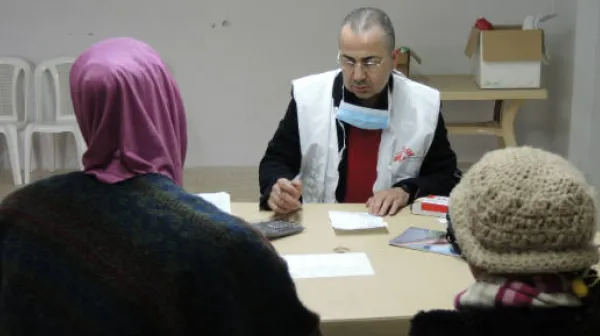 Eine syrische Mutter und ihre Tochter suchen medizinische Hilfe in der Klinik von Majdel Anjar, Bekaa-Ebene