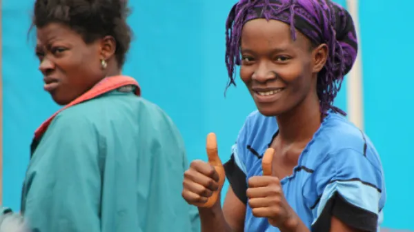 Deddeh hat Ebola überlebt - aus Solidarität hatte sie entschieden, im Bereich für bestätigte Ebola-Erkrankte im Behandlungszentrum zu bleiben und sich um einen dreijährigen Buben Elijah zu kümmern, dessen Mutter verstorben war.