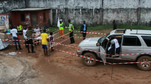 Das Team bereitet eine der 55 Stationen für die Verteilung von Malaria-Medikamenten vor.