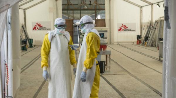 Zwei MitarbeiterInnen von Ärzte ohne Grenzen mit Schutzkleidung in der Hochrisiko-Zone des Ebola-Behandlungszentrums "Elwae" in Monrovia.