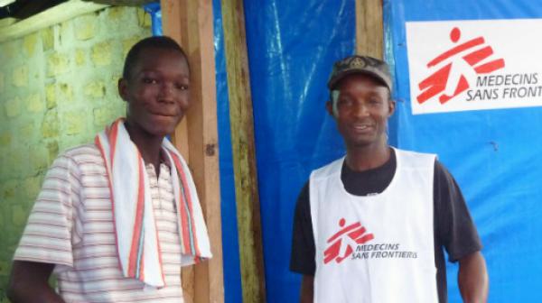 Der Ebola-Überlebende Kollie James nach seiner Entlassung mit seinem Vater Alexander, der im Team für Gesundheitsaufklärung von Ärzte ohne Grenzen arbeitet.