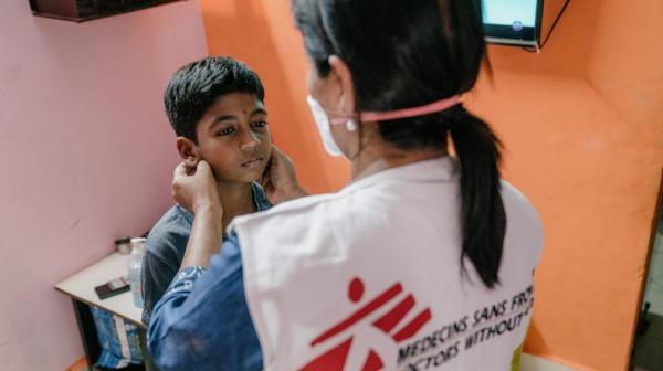 Prachi, MSF nurse examines Vaishnavi's brother