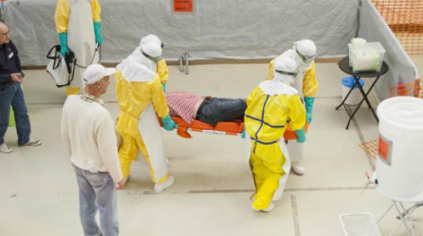 Eine Schulung von Ärzte ohne Grenzen für MitarbeiterInnen vor einem Ebola-Einsatz.