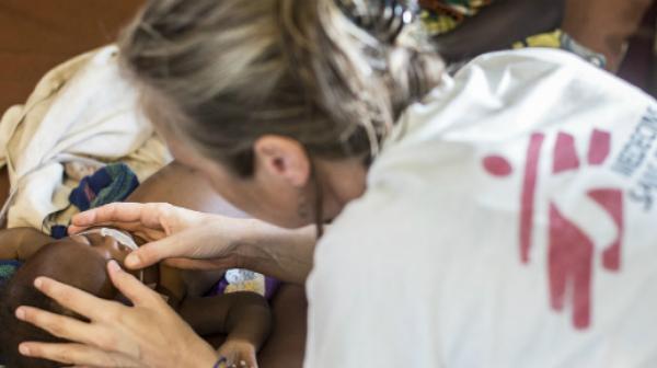 Die Ärztin Erna Rijnierse untersucht ein Baby im Krankenhaus von Bossangoa.