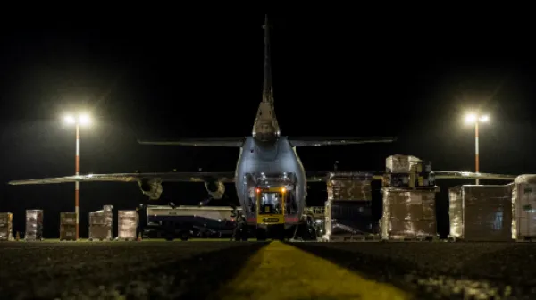 Ein MSF Cargoflugzeug wird für die Philippinen beladen (c) Bruno de Cock