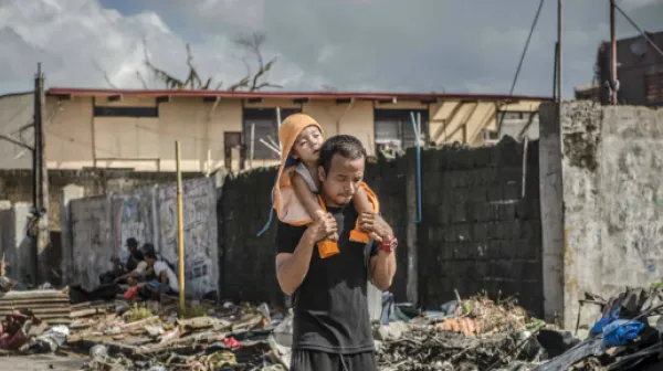 Philippinische Bevölkerung in der zerstörten Stadt Tacloban.