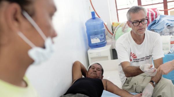 Der schwedische Arzt Johan Von Schreeb und eine philippinische Krankenschwester im Krankenhaus der zerstörten Stadt Guiuan.