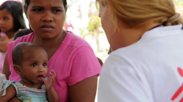 Bernadina mit ihrem jüngsten Kind (C) Florian Lems/MSF