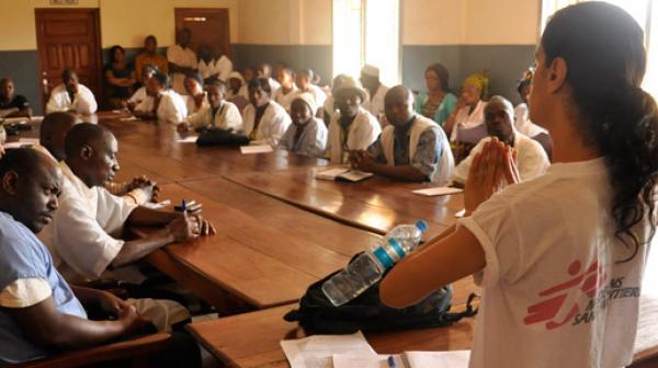 Ebola: Vortrag für das medizinische Personal des Guéckédou Krankenhauses.