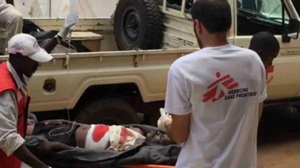 Ein Verletzter wird nach dem Ausbruch neuerliche Kämpfe in das Krankenhaus von Bangui eingeliefert.